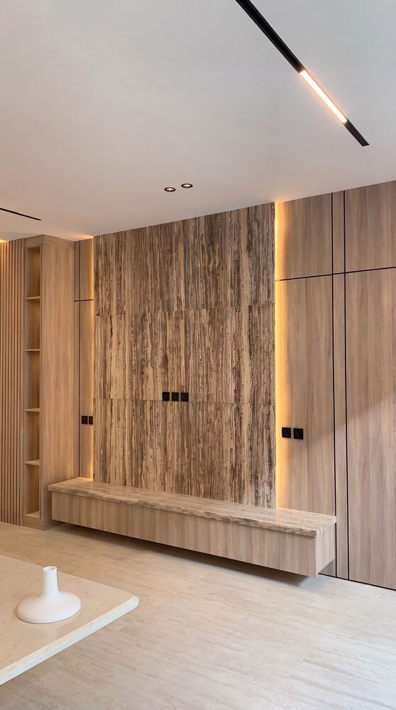 جدار المعيشة بعد التركيب بالترافرتين والخشب